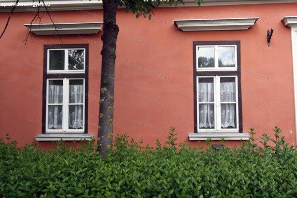 Sopronban a belvároshoz közel magasföldszinti lakás eladó