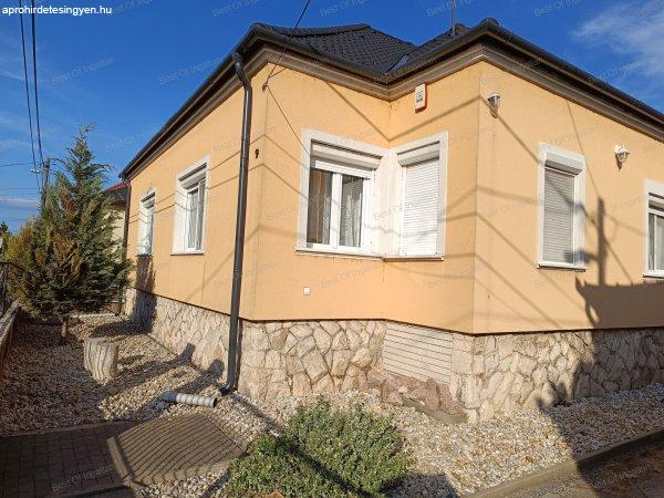 Győr-Ménfőcsanakon nappali + 3 szobás családi ház, garázzsal,
melléképülettel, gondozott kerttel eladó!