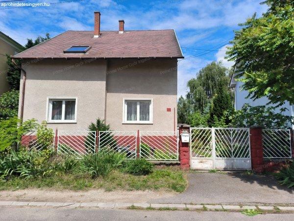 Győr-Nádorvárosban a Téglavető utcában családi ház dupla garázzsal, sok
lehetőséggel eladó. 