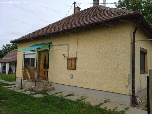Eladó Tiszaföldváron egy 2 szobás családi ház.