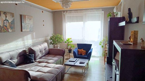 Tiszavasváriban, a Gyári lakótelepen egy felújított 3 szobás 65m2-es
lakás eladó!