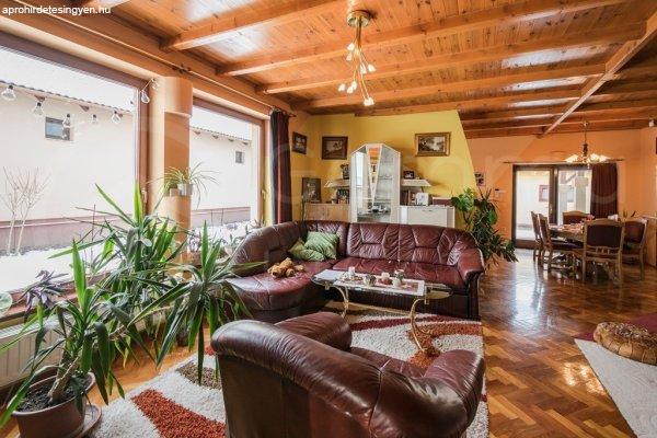 Szirmabesenyő új negyedében, Miskolc belvárosától 10 percre, 3 szoba
nappalis családi ház garázzsal eladó.