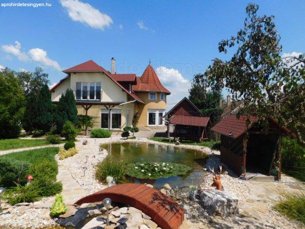Felsőpáhokon 2 generációs ház kerti tóval, erdőrésszel eladó