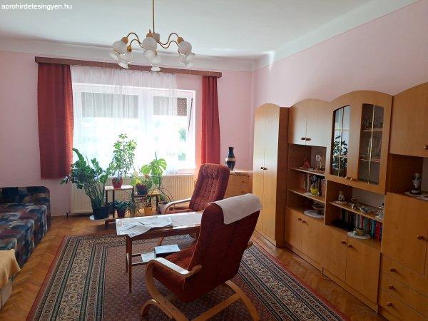 Elképesztő lehetőség nem csak befektetőknek! Soproni otthonos
kialakítású ikerházrész, lakás áron eladó!