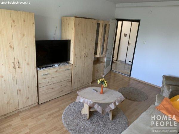 3 külön bejáratú szobás panel lakás eladó Tarjánban! - Szeged