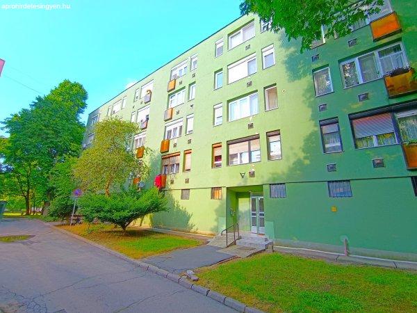Miskolc Szentpéteri kapuban eladó egy HŐSZIGETELT, 1 + 2 fél szobás, 50
m2-es lakás!