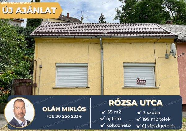 Kaposvár belváros közelében a Rózsa utcában eladó egy 55 m2-s, 2 szobás,
új tetővel ellátott téglaépítésű családi ház, 195 m2-s udvarral.