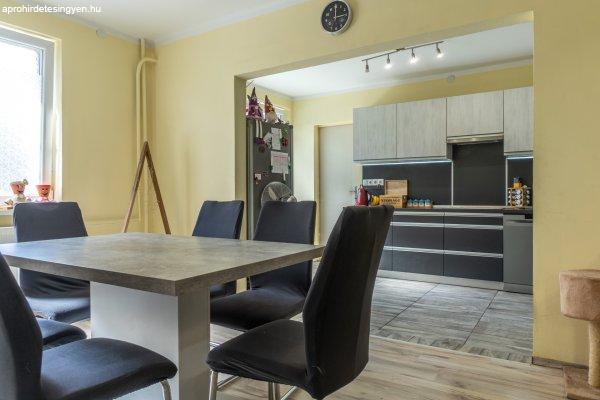 Bulgárföldön eladó egy 4 szobás + nappalis JELENTŐSEN FELÚJÍTOTT
családi ház! 