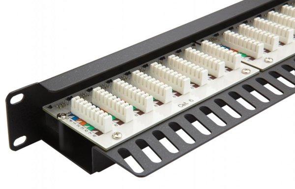 Excel 100-460 UTP 24 portos patch panel, cat5e, 1U, fekete, tehermentesítővel