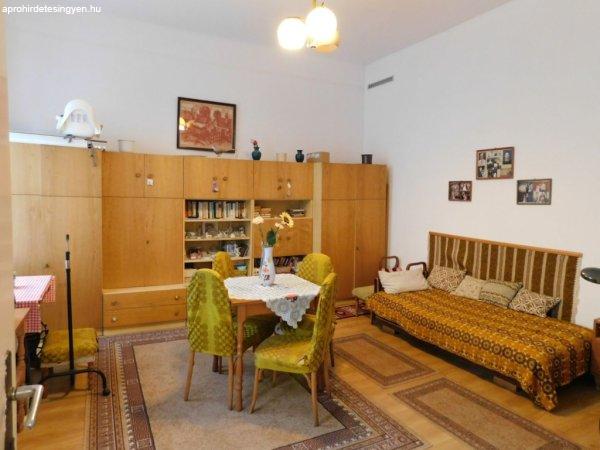 AranyJános utcán, 42 m2-es, 1 szoba-nagykonyhás házrész, saját udvarral
eladó - Debrecen