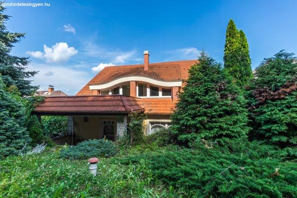 Miskolc Berekalján eladó egy 4 szoba + 2 nappalis családi ház!