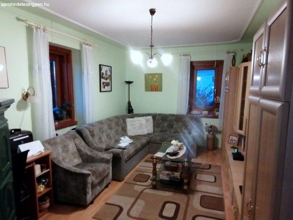 Tiszavasvári kedvelt utcájában, eladó egy 70m2-es 3 egész szobás teljesen
felújított családi ház!