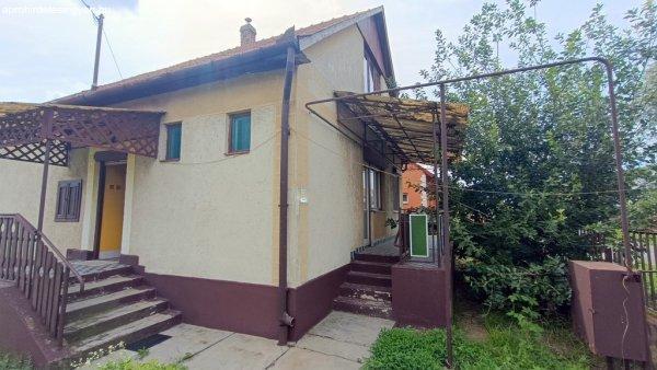 Tiszavasváriban Madách utcán eladó egy 77m2-es azonnal költözhető
Családi ház!