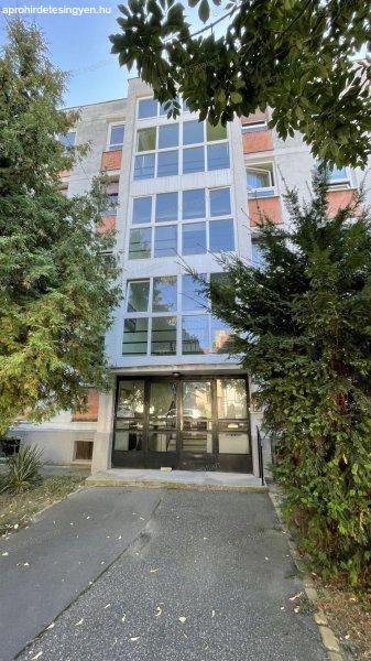 Győr-Nádorvárosban, 1. emeleti, 2 szobás + erkélyes téglalakás, zárt
udvari gépkocsibeállóval és tárolóval eladó!