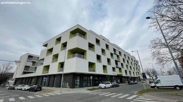 Győr-Belváros az Árkád szomszédságában, újszerű, 2 erkélyes, nappali +
1 szobás, bútorozott, minőségi lakás eladó!