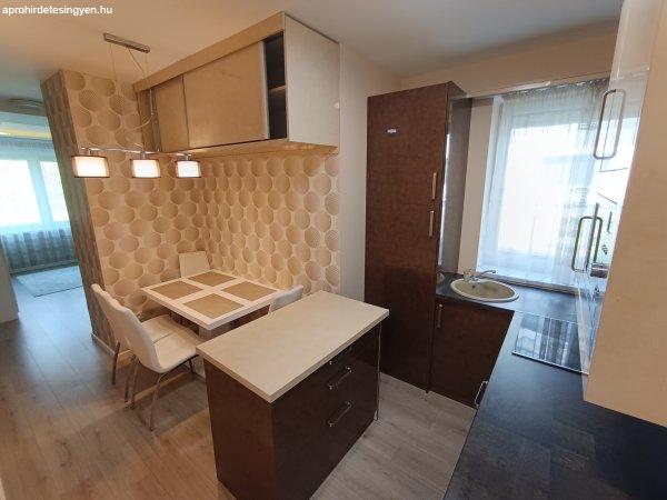 Eladó egy 44 m2-es, 2 szobás, TELJESEN BERENDEZETT FÖLDSZINTI LAKÁS Miskolc
legkedveltebb részén, a Tampere városrészen, az Aulich Prestige
lakóparkban.  Helyiségei: zuhanyzós fürdőszoba, konyha-étkez