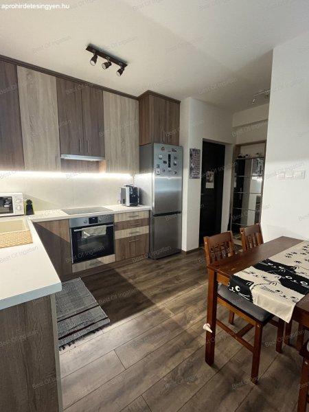 Győr, újszerű, első emeleti, nappali + 2 szobás, erkélyes társasházi
lakás, garázzsal és tárolóval eladó!