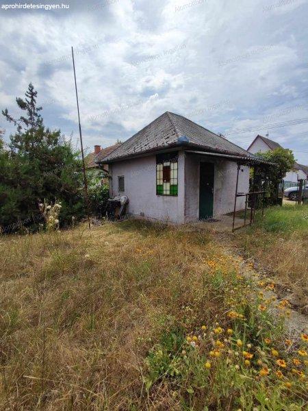 Debrecen Biczó István kertben a Medok u 900 m2 két utcára nyíló telekkel,
25 m2 házzal, szoba-konyhás, ház Eladó.