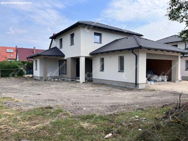 Eladó új építésű, dupla garázsos családi ház - Székesfehérvár