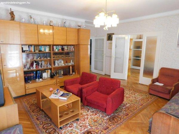 Komlóssy úton, 87 m2-es, 3 szoba-étkezős, 2. emeleti lakás és garázs
eladó - Debrecen