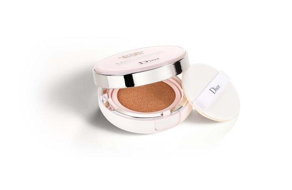 Dior Fiatalító és tökéletesítő smink SPF 50
Capture Dreamskin Moist & Perfect Cushion Foundation 2 x 15 g 020 Light-Neutral