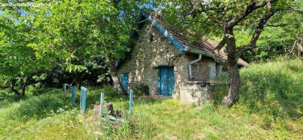 Monostorapátiban gyönyörű panorámás telken présház eladó