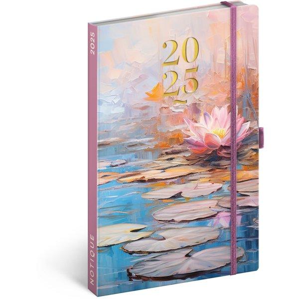 Keménytáblás heti zsebnaptár krémszínű lapokkal, leszorító
gumiszalaggal Waterlily 130x210mm, Realsystem 2025.