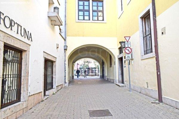 Miskolc belvárosában, a Széchenyi utcán kiadó egy 68 m2-es, 2 + fél
szobás, 2. emeleti lakás.