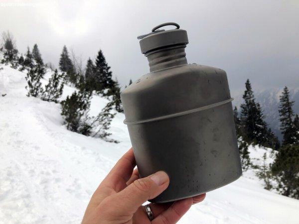 Origin Outdoors kulacs Origin Outdoors Titanium kulacs karabinerrel és
hordtáskával 1 l