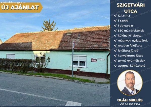 Kaposváron a Szigetvári utcában eladó egy, 850 m2-s sarokteleken
található, 124 m2-s, 3 szobás + külön lakrésszel + garázzsal rendelkező,
RENDKÍVÜL OLCSÓ családi ház.