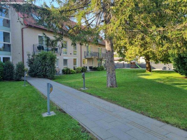 Igényesen berendezett apartman medencés társasházban eladó! - Siófok