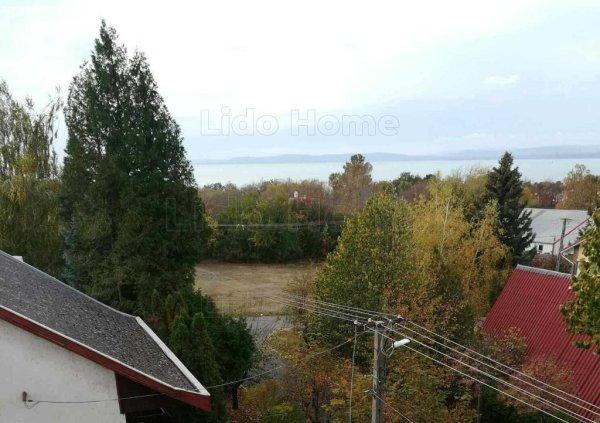 Balatonföldváron két generációs családi ház eladó, panorámás
kilátással.