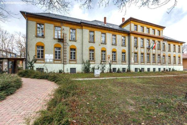 Balatonfűzfőn kastély villa jellegű társasház épület 4 szintes 20 szoba
felújított