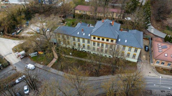 Balatonfűzfőn kastély villa épület üzlethelység 4 szintes 20 szoba
felújított