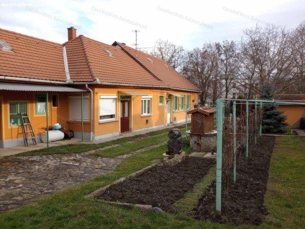 Balatonkenese központjában 117 m2 lakóház kőből rakott különálló
pincével eladó.