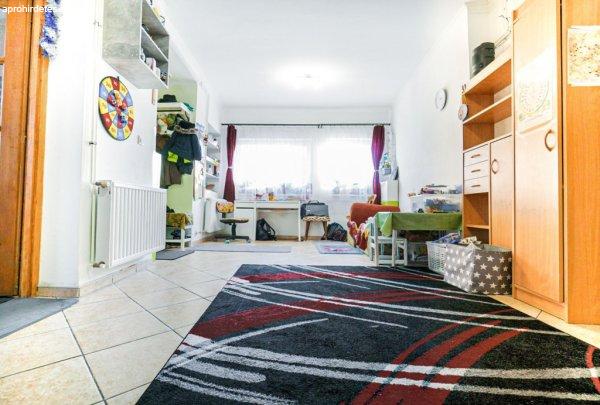 Homokkertben, hőszigetelt, 70 m2-es, nappali+ 2 szobás, cirkó fűtéses,
felújított családi ház eladó, garázzsal! - Debrecen