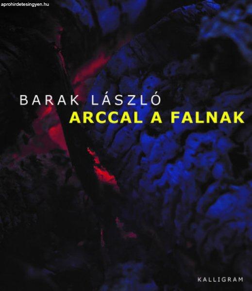 Arccal a falnak