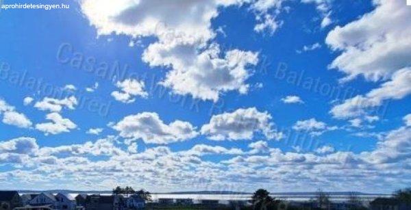 LUXUS-KÉNYELEM-MINŐSÉG, A BALATON PANORÁMÁJÁVAL FŰSZEREZVE - Balatonakali