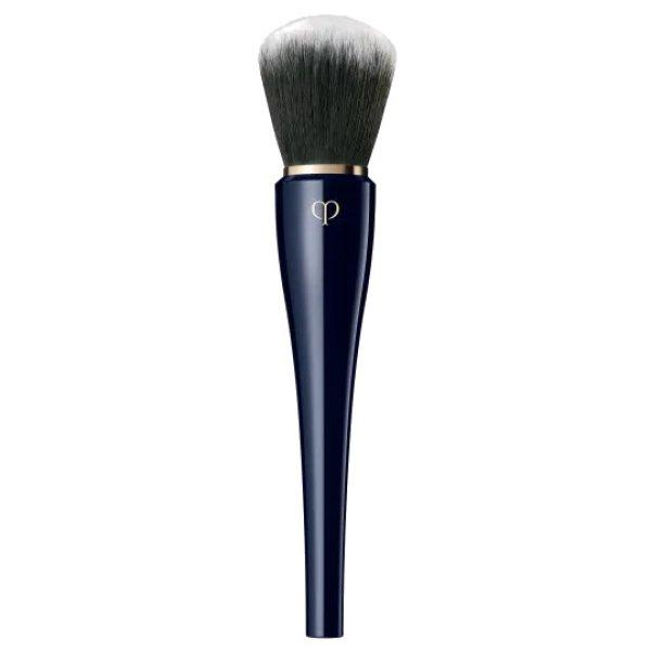 Clé de Peau Beauté Kozmetikai ecset púder felviteléhez
(Powder Brush)