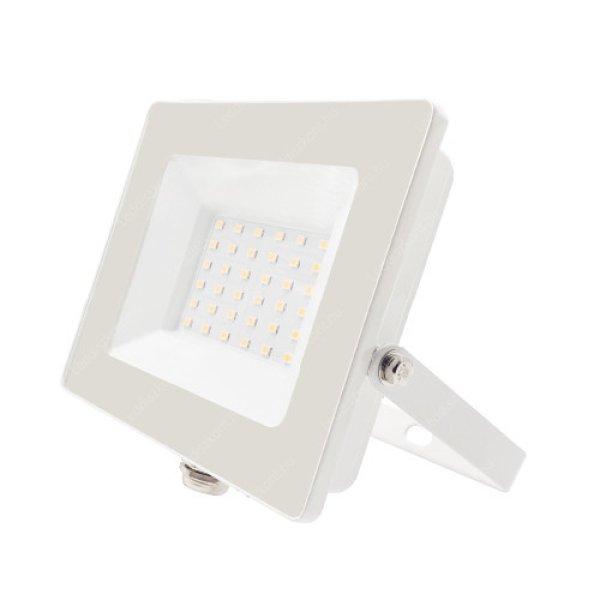 Led reflektor 30W, 3300 lumen, IP65, vízálló. 4000 kelvin, közép fehér.
Life Light Led 2 év garancia!