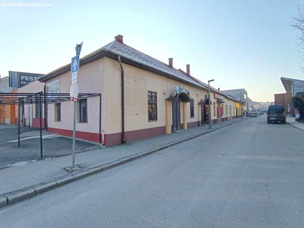 Miskolc belvárosában utcafronti több üzleti célra alkalmas üzlethelyiség
kiadó.