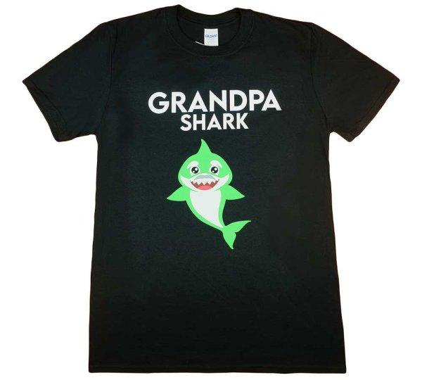 Rövid ujjú férfi póló cápás mintával "Grandpa shark"
felirattal