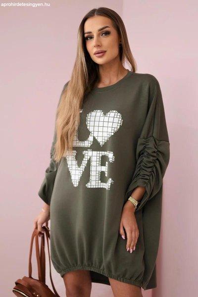 Redős ujjú ruha LOVE felirattal, modell 22492, khaki színű