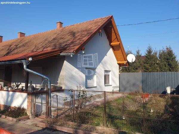 Eladó családi ház Ócsa, 	5-ös út mellett