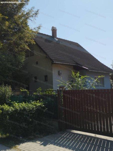Szolnokon az Alcsi Szigeten eladó kertes családi ház!