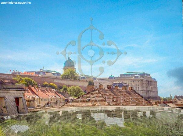 Várra néző panorámás lakás