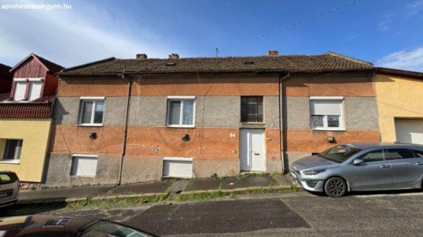 Eladó 210 nm-es Felújítandó Családi ház Pécs Ledina 