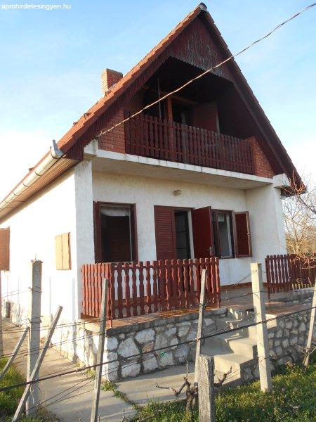 Mohácson dunai panorámás, 2+1 félszobás hétvégi ház hatalmas telekkel,
szőlőssel és boros pincével eladó!