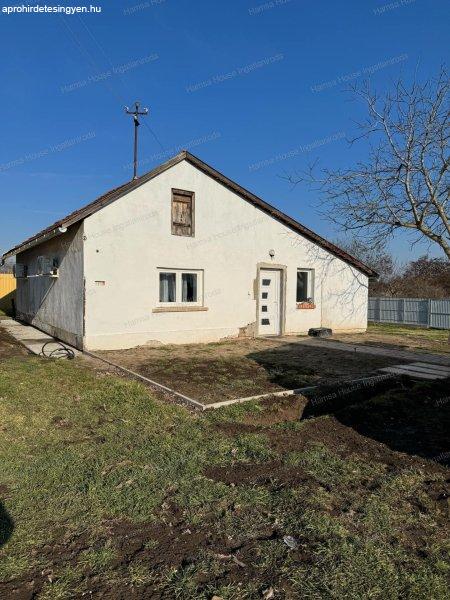 Csongrád belterületén felújított tanya eladó