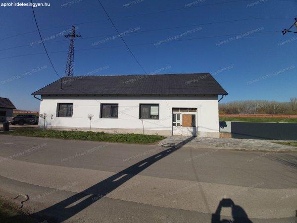 Csongrádon Tiszára  néző panorámával 2 szobás családi ház eladó